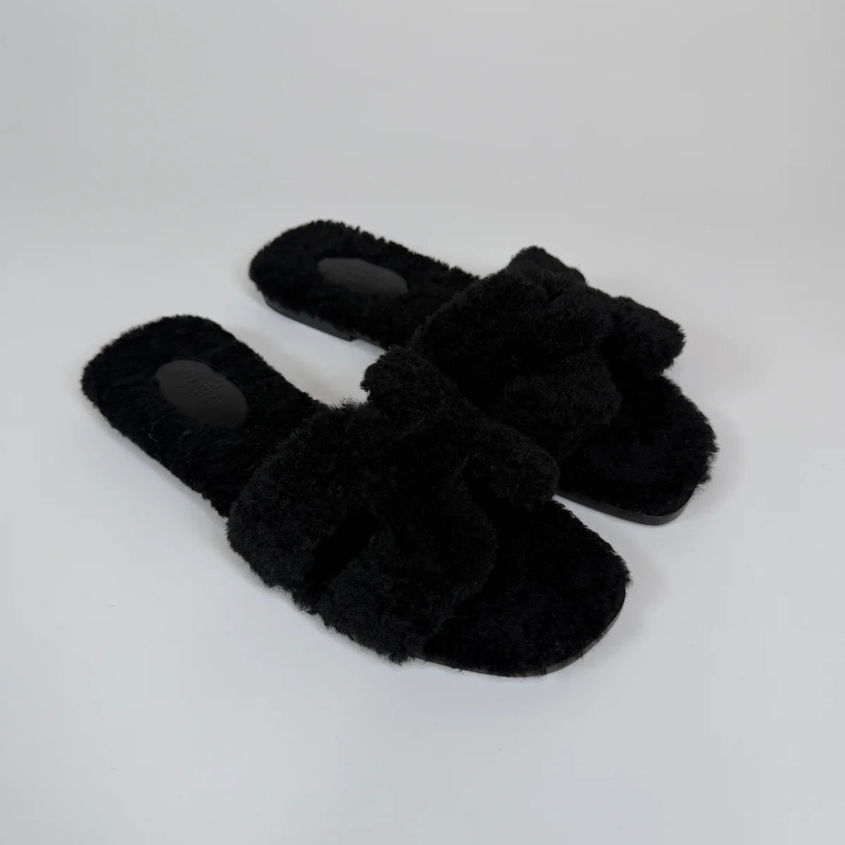 HERMÈS ORAN BLACK SHEARLING SANDALS (SIZE 39/UK6)