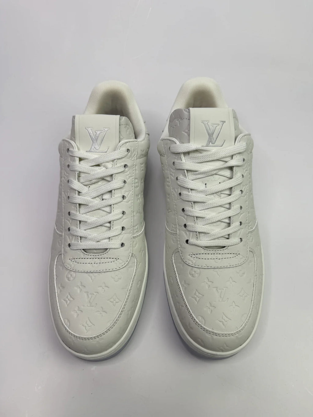 LOUIS VUITTON SNEAKERS (SIZE 39/UK6)