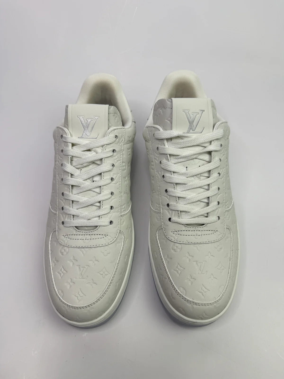 LOUIS VUITTON SNEAKERS (SIZE 39/UK6)