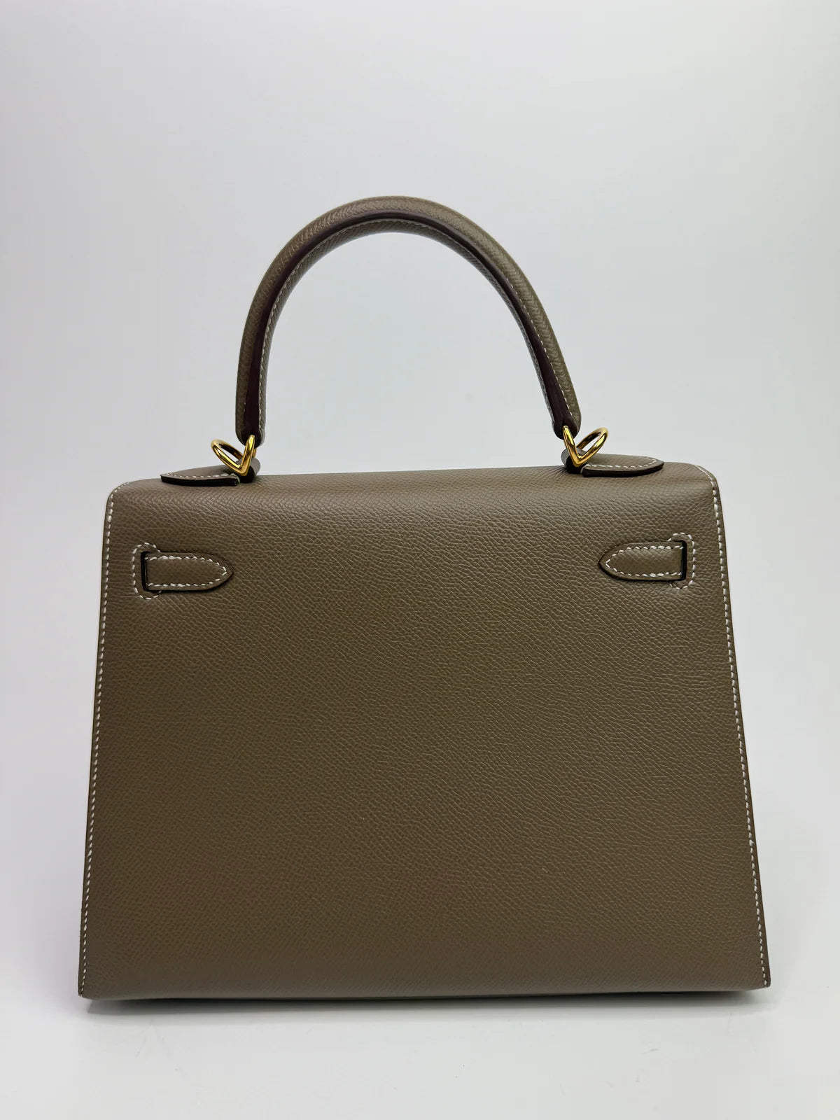 HERMÈS KELLY 25 SELLIER IN ETOUPE EPSOM LEATHER WITH GHW
