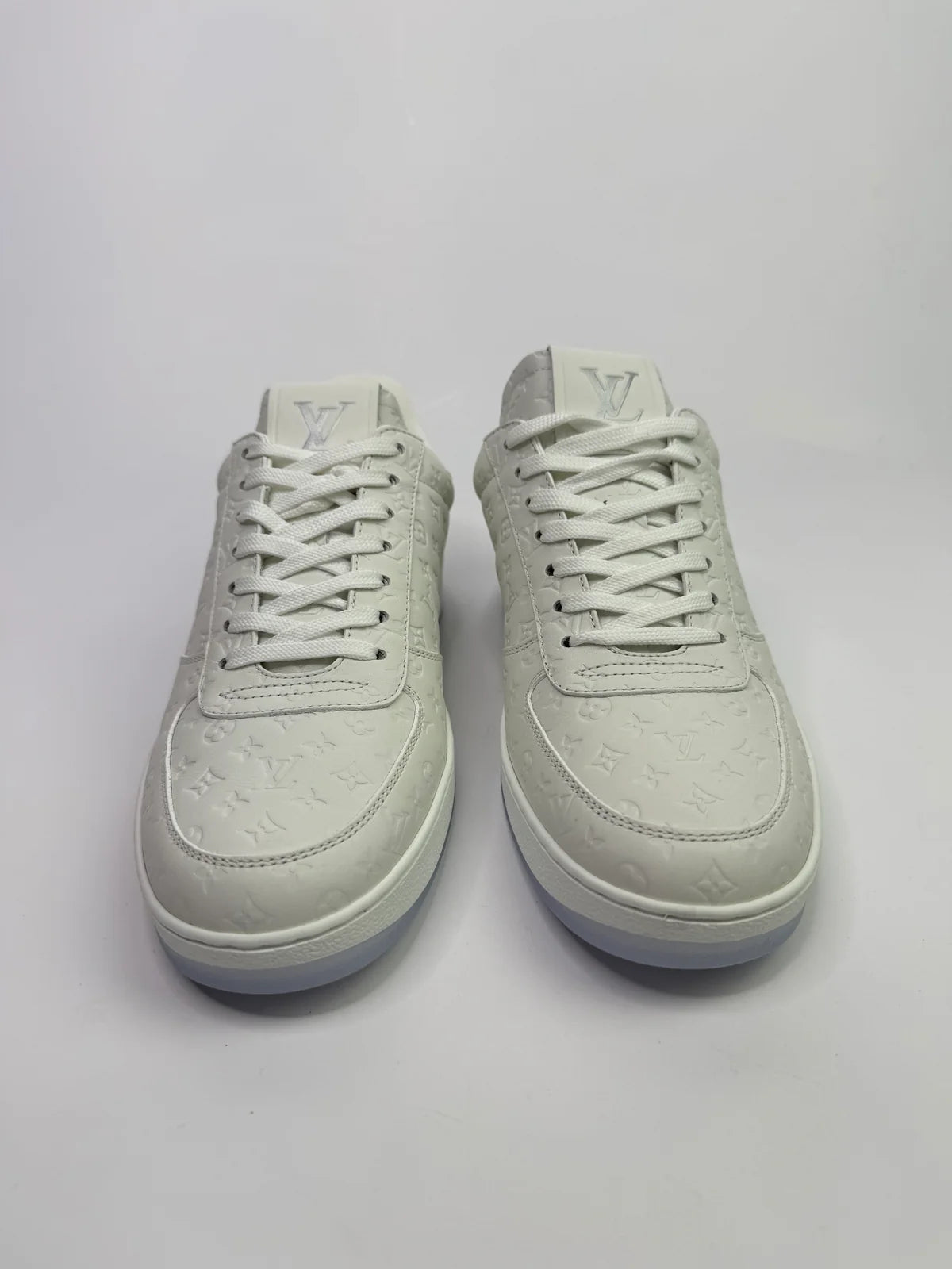 LOUIS VUITTON SNEAKERS (SIZE 39/UK6)