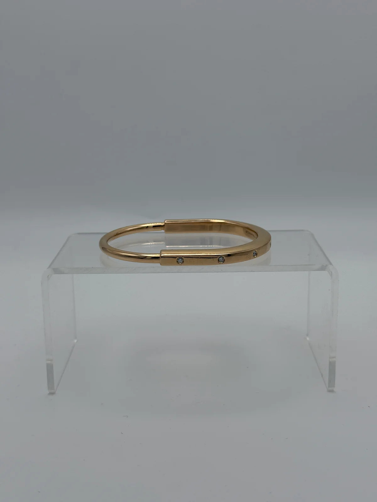 TIFFANY & CO DIAMOND LOCK BANGLE YELLOW GOLD WITH DIAMOND ACCENTS