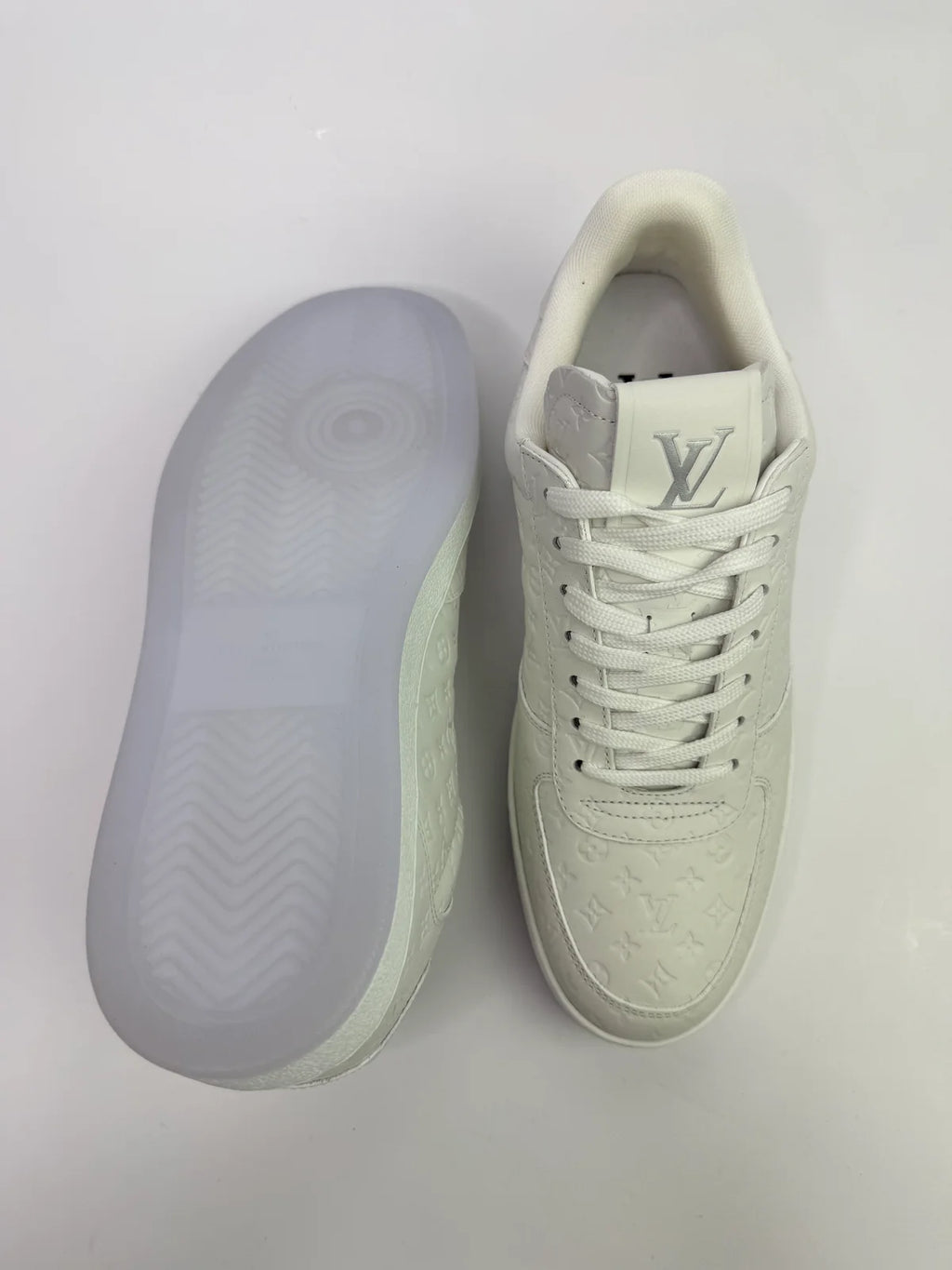 LOUIS VUITTON SNEAKERS (SIZE 39/UK6)