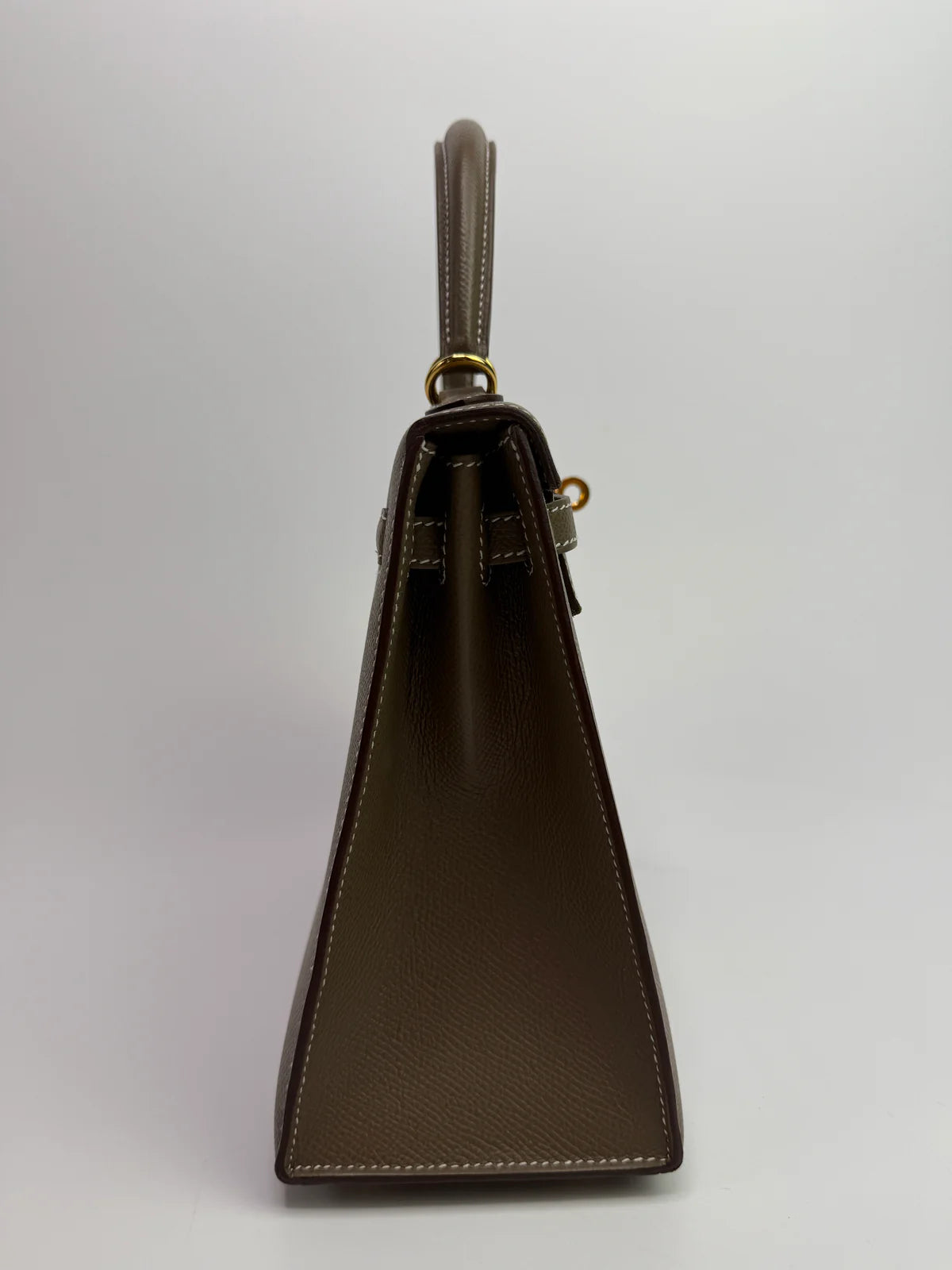HERMÈS KELLY 25 SELLIER IN ETOUPE EPSOM LEATHER WITH GHW