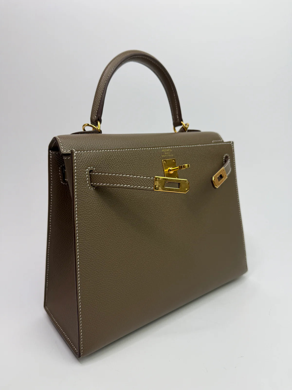 HERMÈS KELLY 25 SELLIER IN ETOUPE EPSOM LEATHER WITH GHW