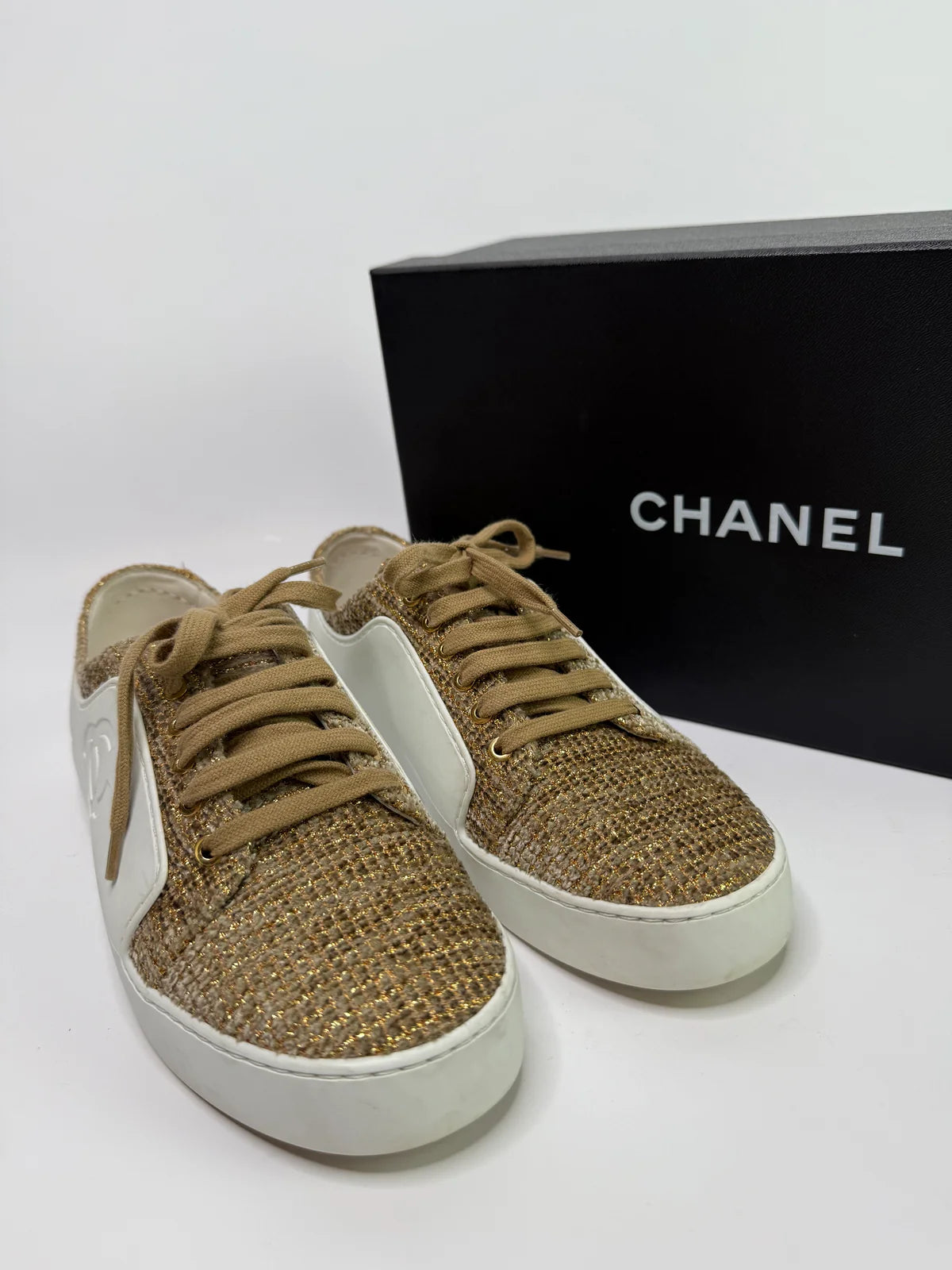 CHANEL WHITE LEATHER METALLIC TWEED CC LOW TOP SNEAKERS (SIZE 37.5/UK4.5)