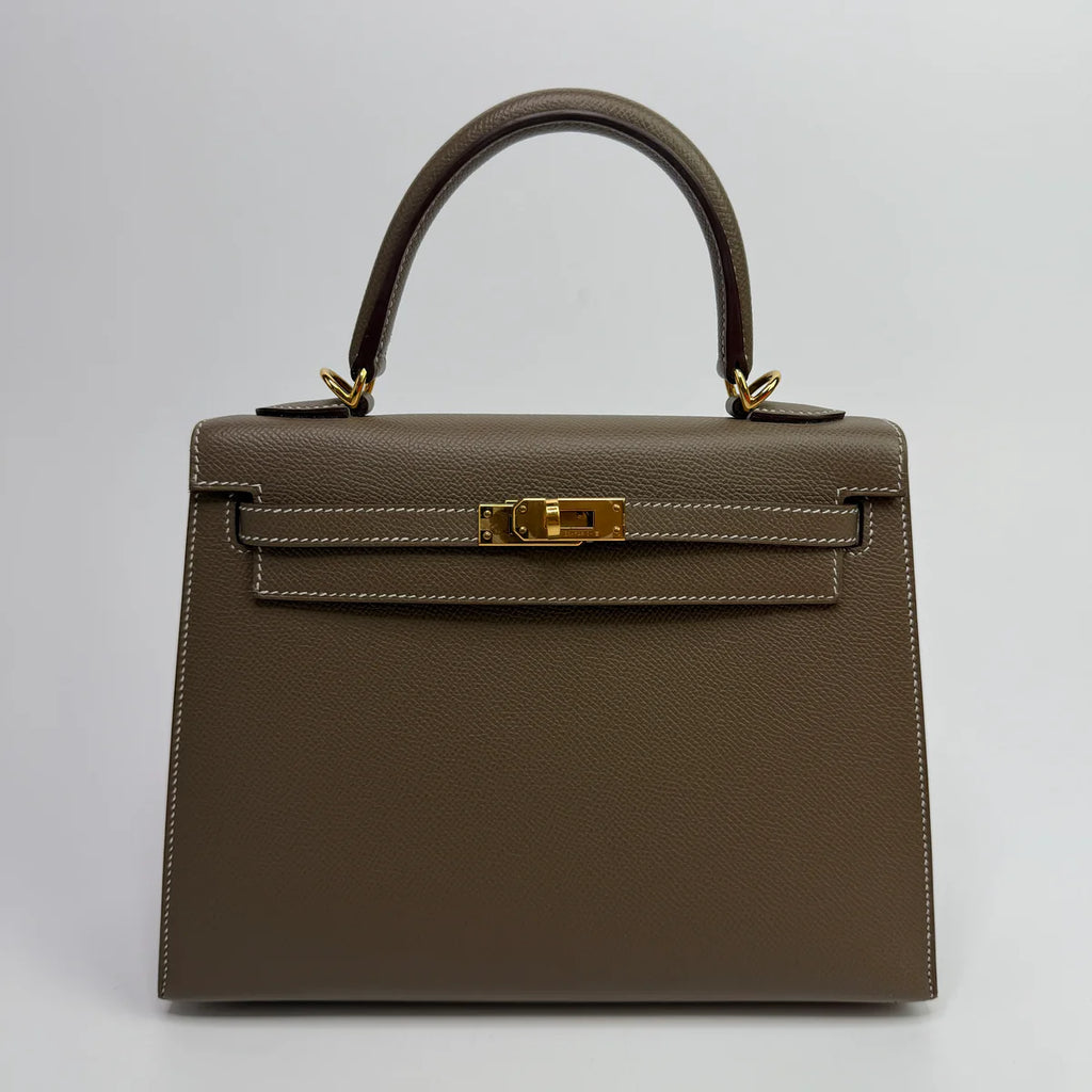 HERMÈS KELLY 25 SELLIER IN ETOUPE EPSOM LEATHER WITH GHW