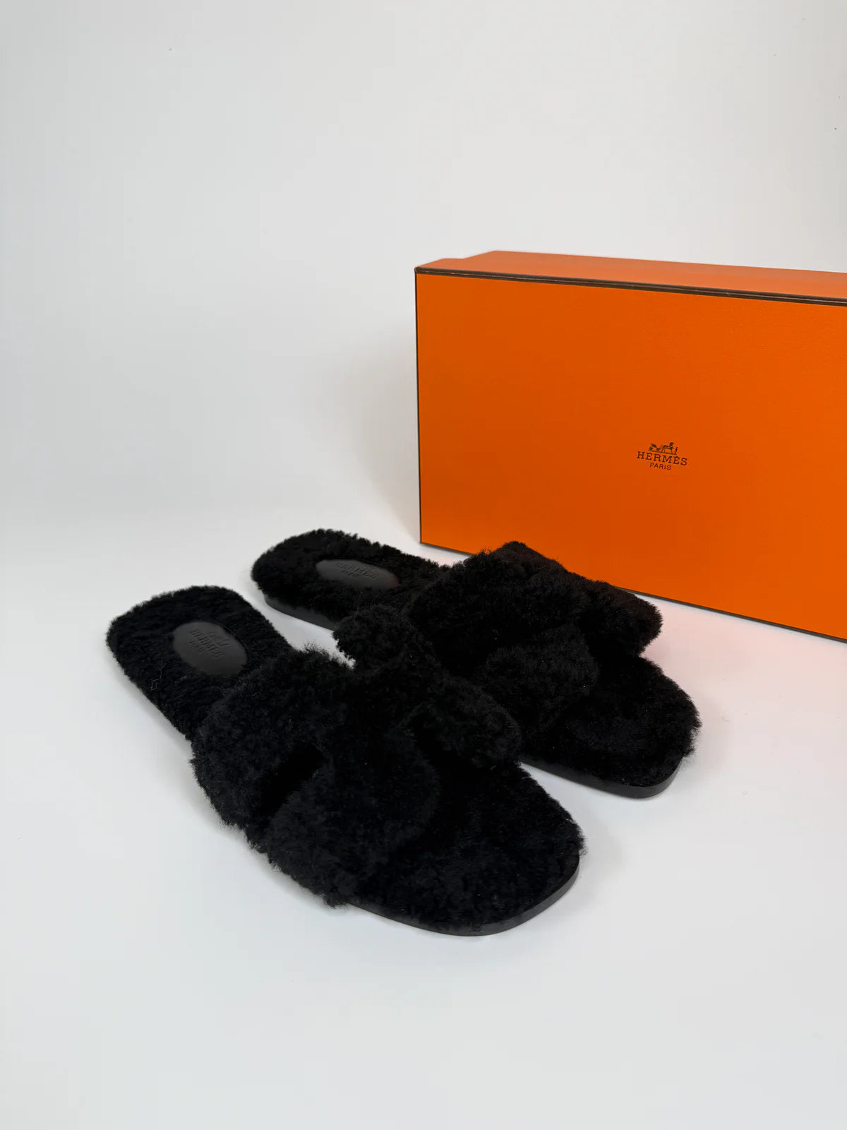HERMÈS ORAN BLACK SHEARLING SANDALS (SIZE 39/UK6)