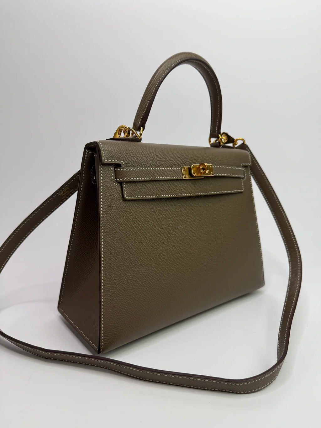 HERMÈS KELLY 25 SELLIER IN ETOUPE EPSOM LEATHER WITH GHW
