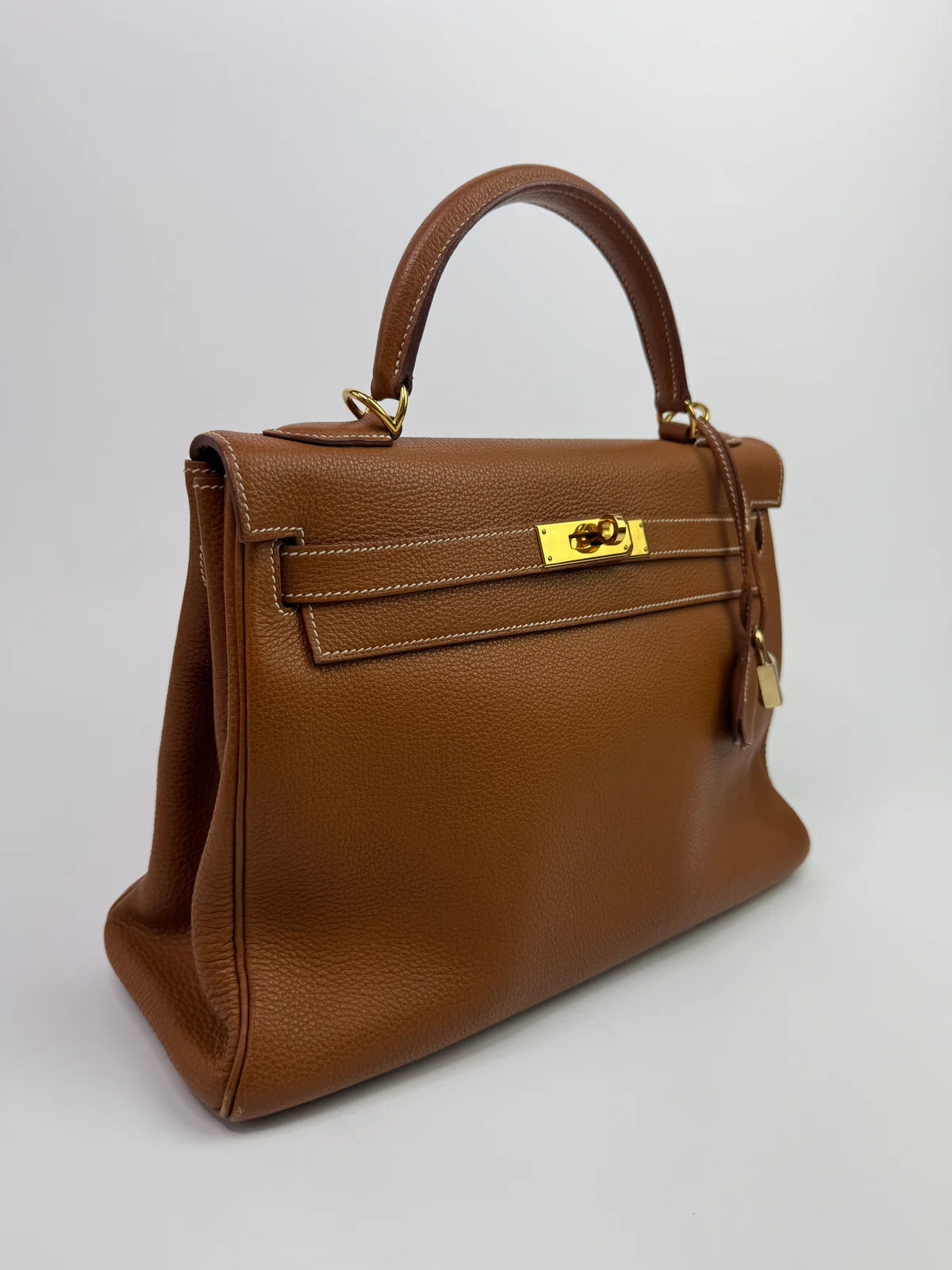 HERMÈS KELLY 28 IN GOLD CLEMENCE LEATHER WITH GHW