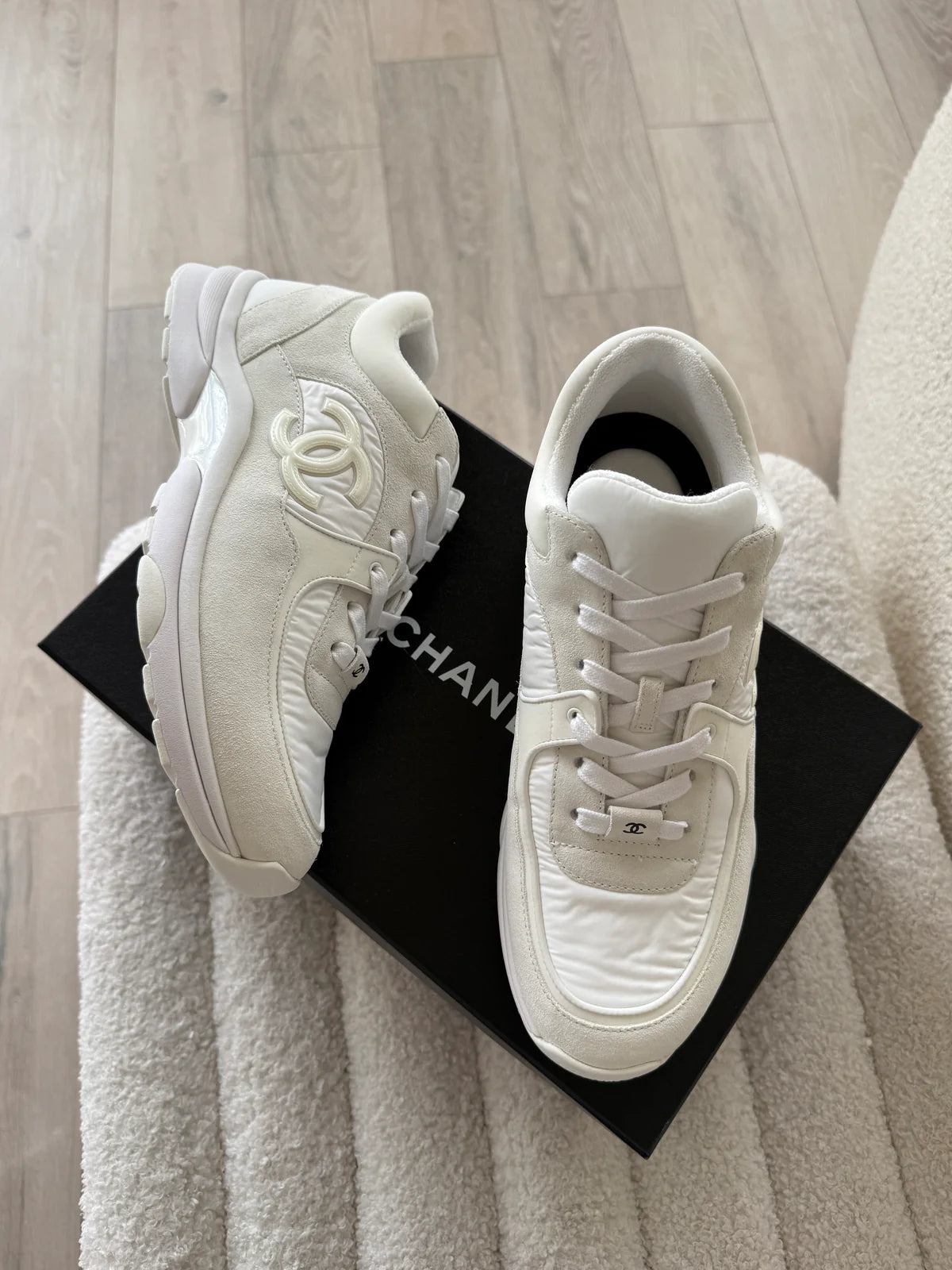 CHANEL CC LOGO SNEAKERS(SIZE 41/UK8)