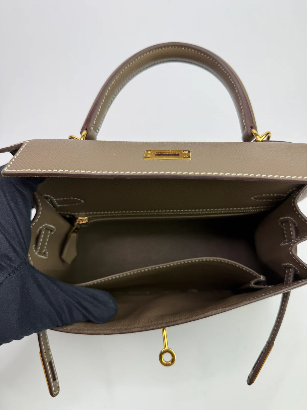 HERMÈS KELLY 25 SELLIER IN ETOUPE EPSOM LEATHER WITH GHW