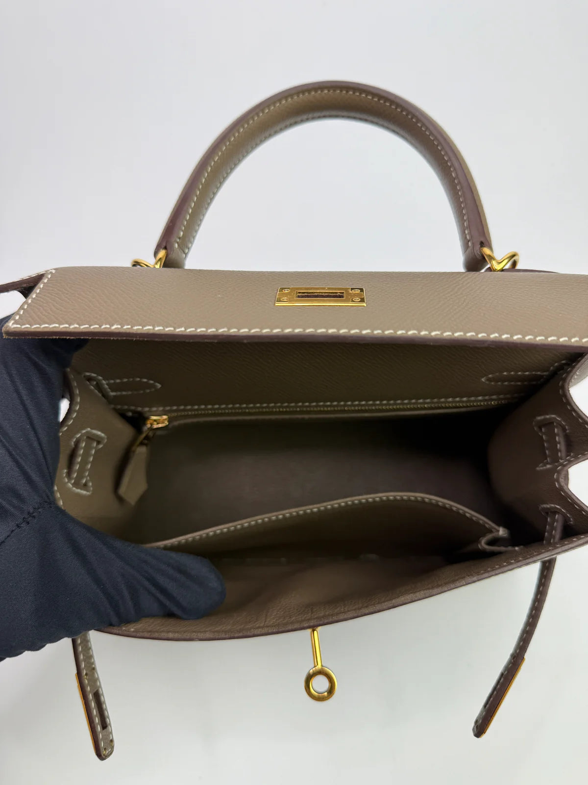 HERMÈS KELLY 25 SELLIER IN ETOUPE EPSOM LEATHER WITH GHW