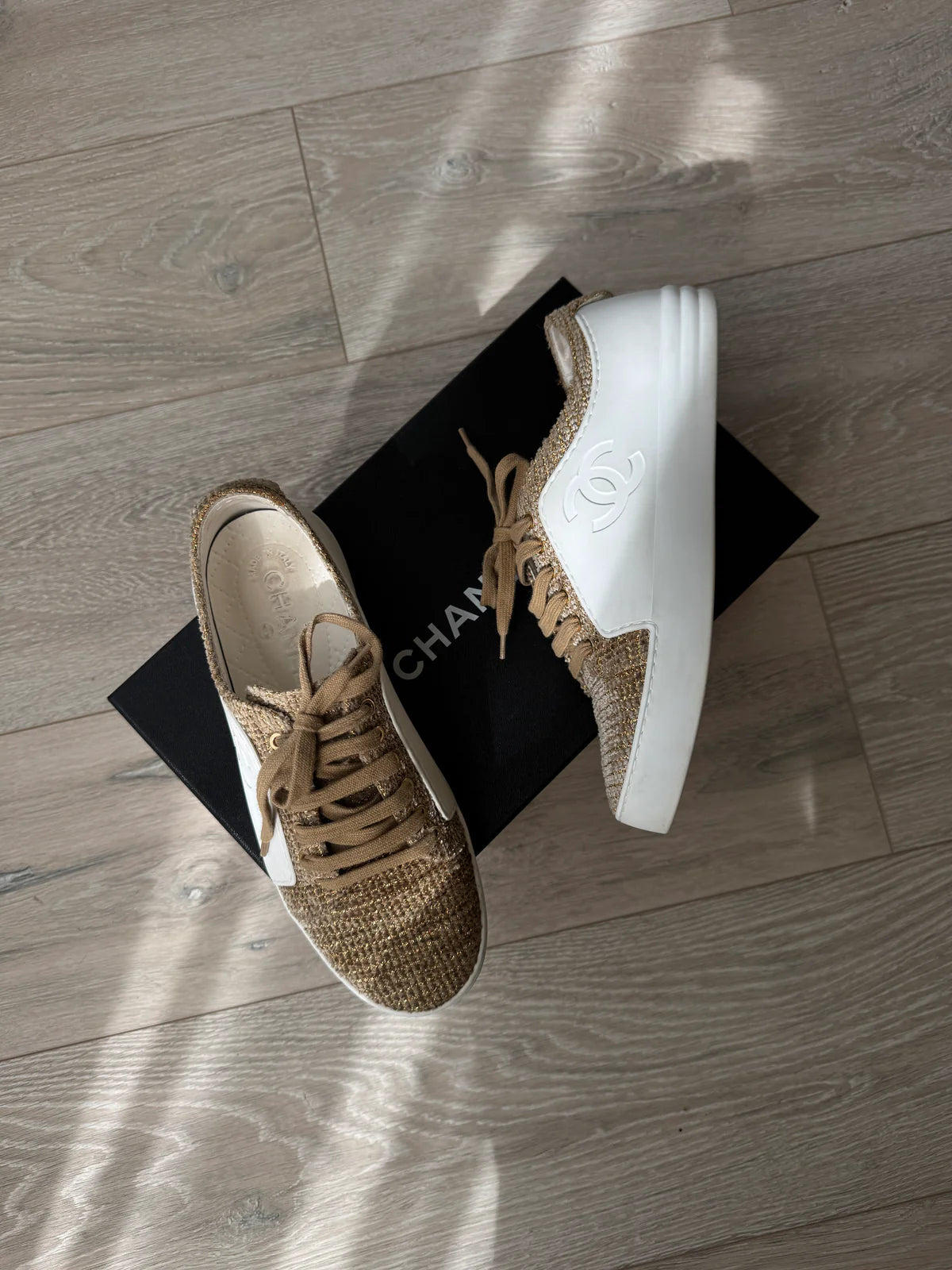 CHANEL WHITE LEATHER METALLIC TWEED CC LOW TOP SNEAKERS (SIZE 37.5/UK4.5)