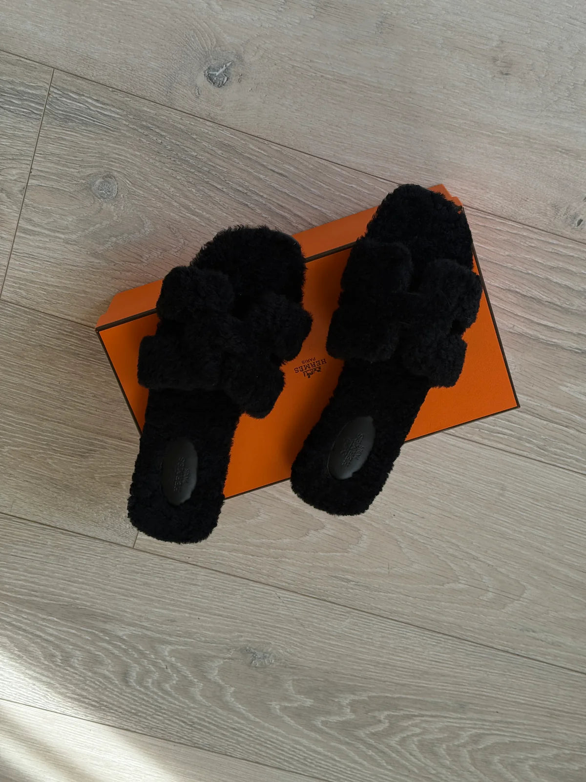 HERMÈS ORAN BLACK SHEARLING SANDALS (SIZE 39/UK6)