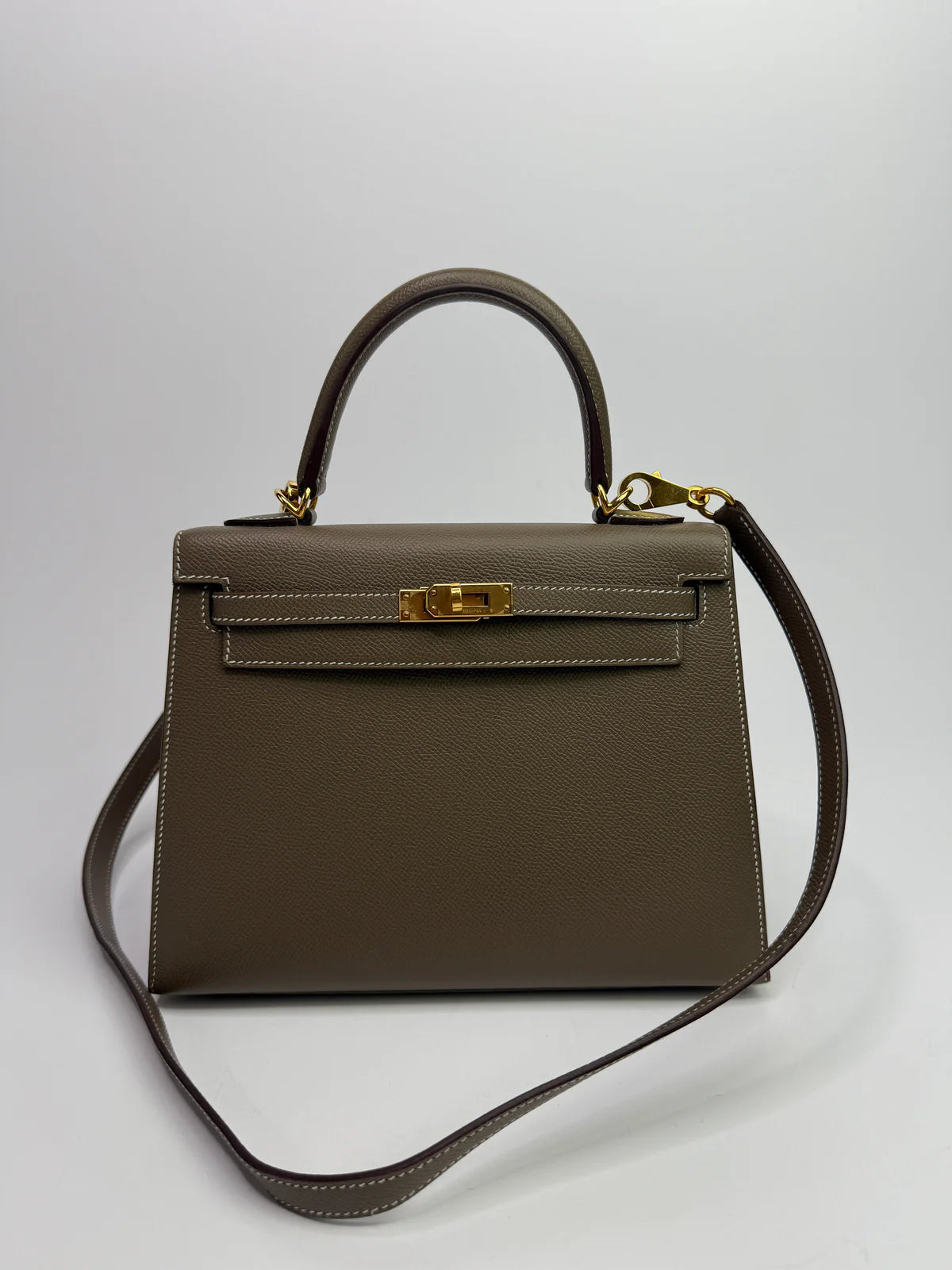 HERMÈS KELLY 25 SELLIER IN ETOUPE EPSOM LEATHER WITH GHW