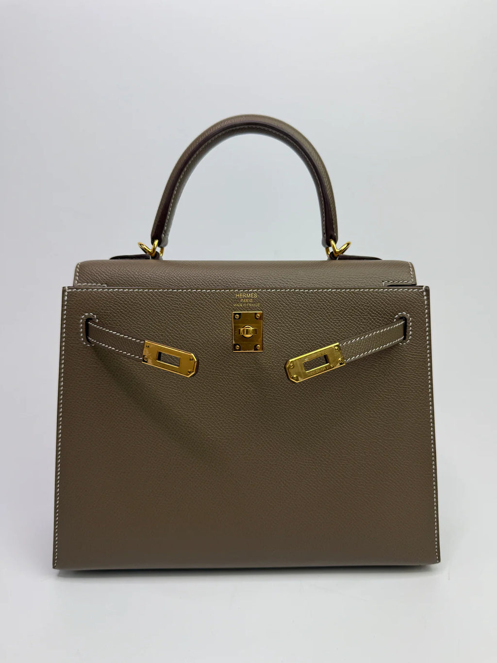HERMÈS KELLY 25 SELLIER IN ETOUPE EPSOM LEATHER WITH GHW
