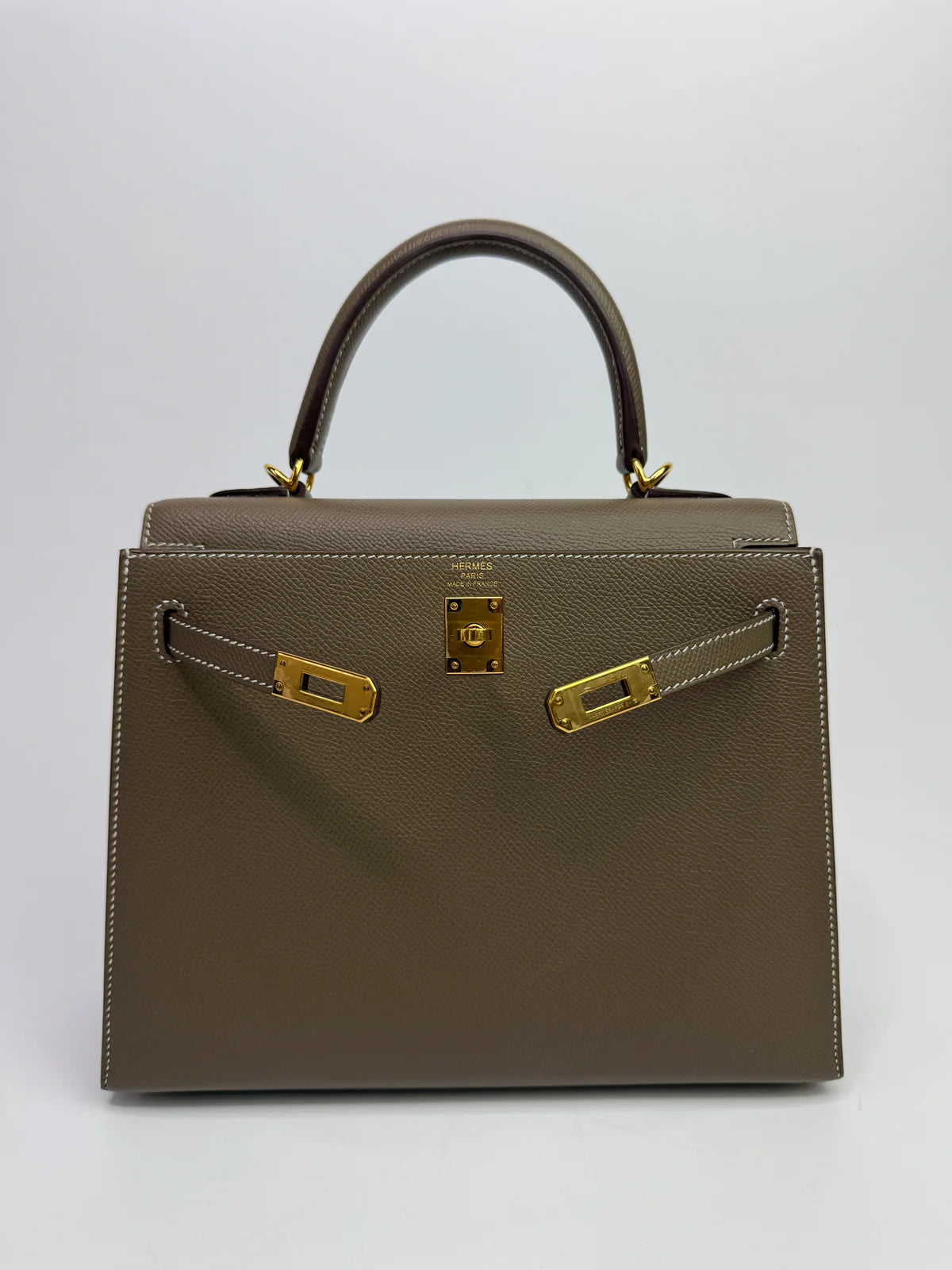 HERMÈS KELLY 25 SELLIER IN ETOUPE EPSOM LEATHER WITH GHW