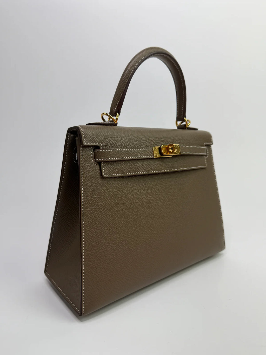 HERMÈS KELLY 25 SELLIER IN ETOUPE EPSOM LEATHER WITH GHW