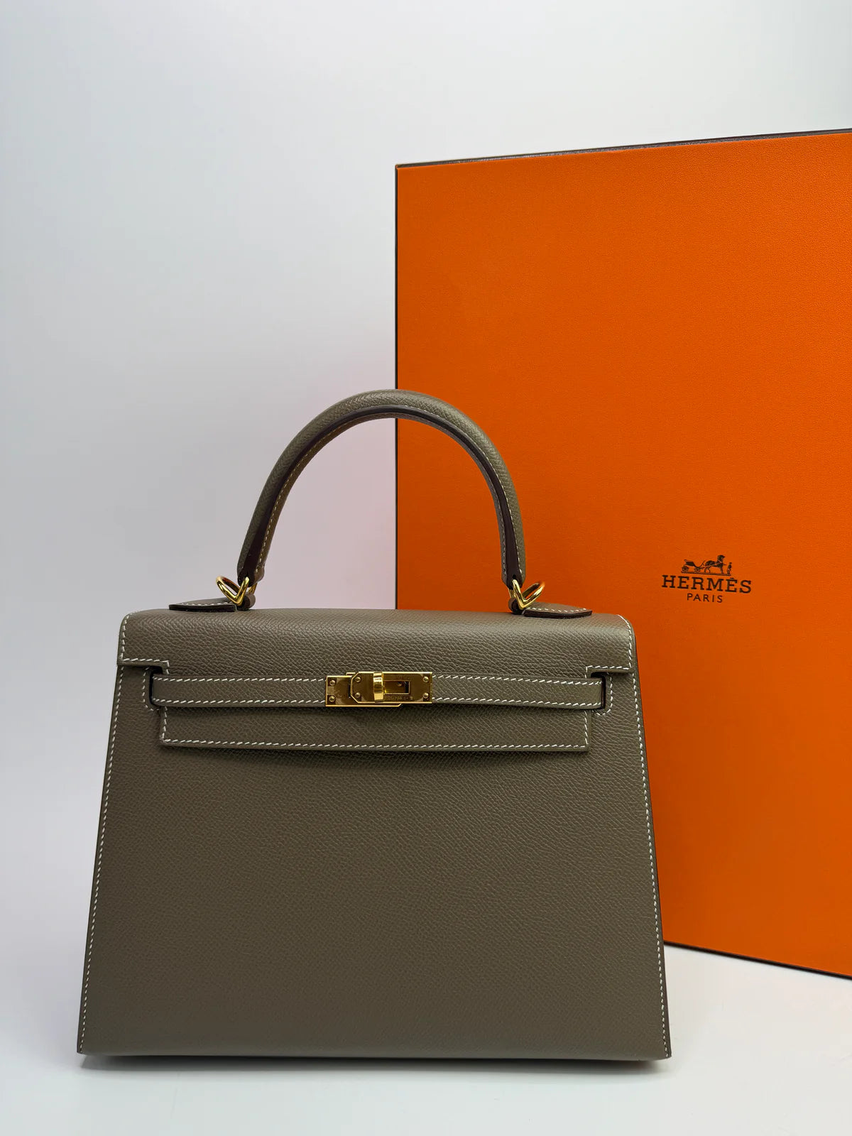 HERMÈS KELLY 25 SELLIER IN ETOUPE EPSOM LEATHER WITH GHW