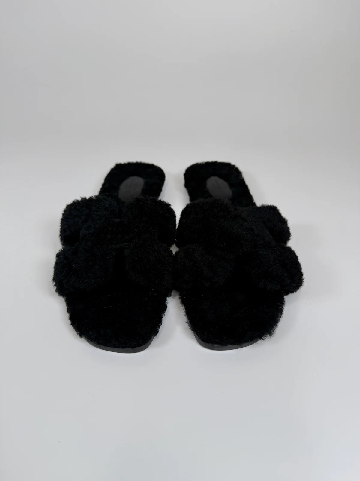 HERMÈS ORAN BLACK SHEARLING SANDALS (SIZE 39/UK6)