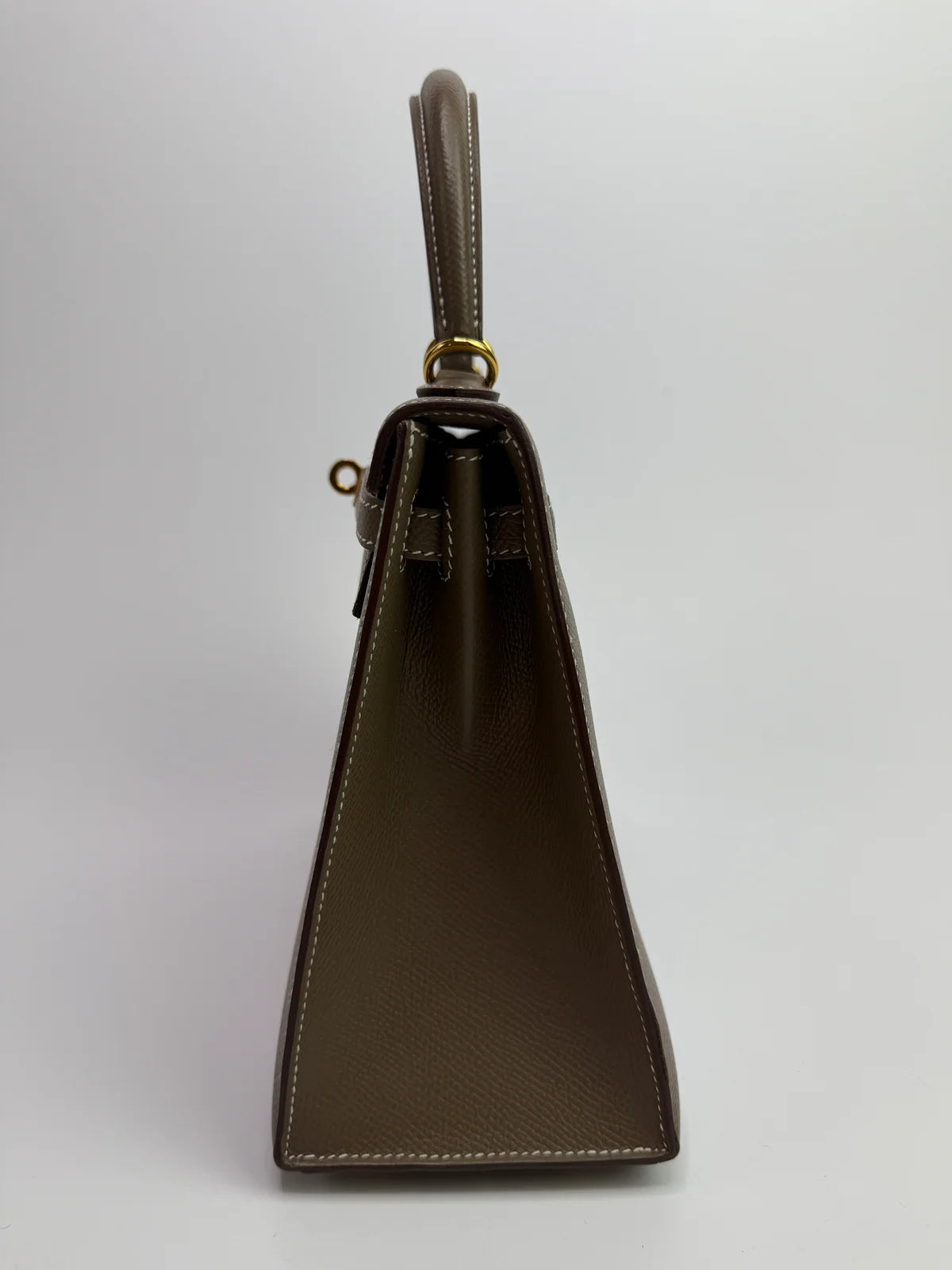 HERMÈS KELLY 25 SELLIER IN ETOUPE EPSOM LEATHER WITH GHW