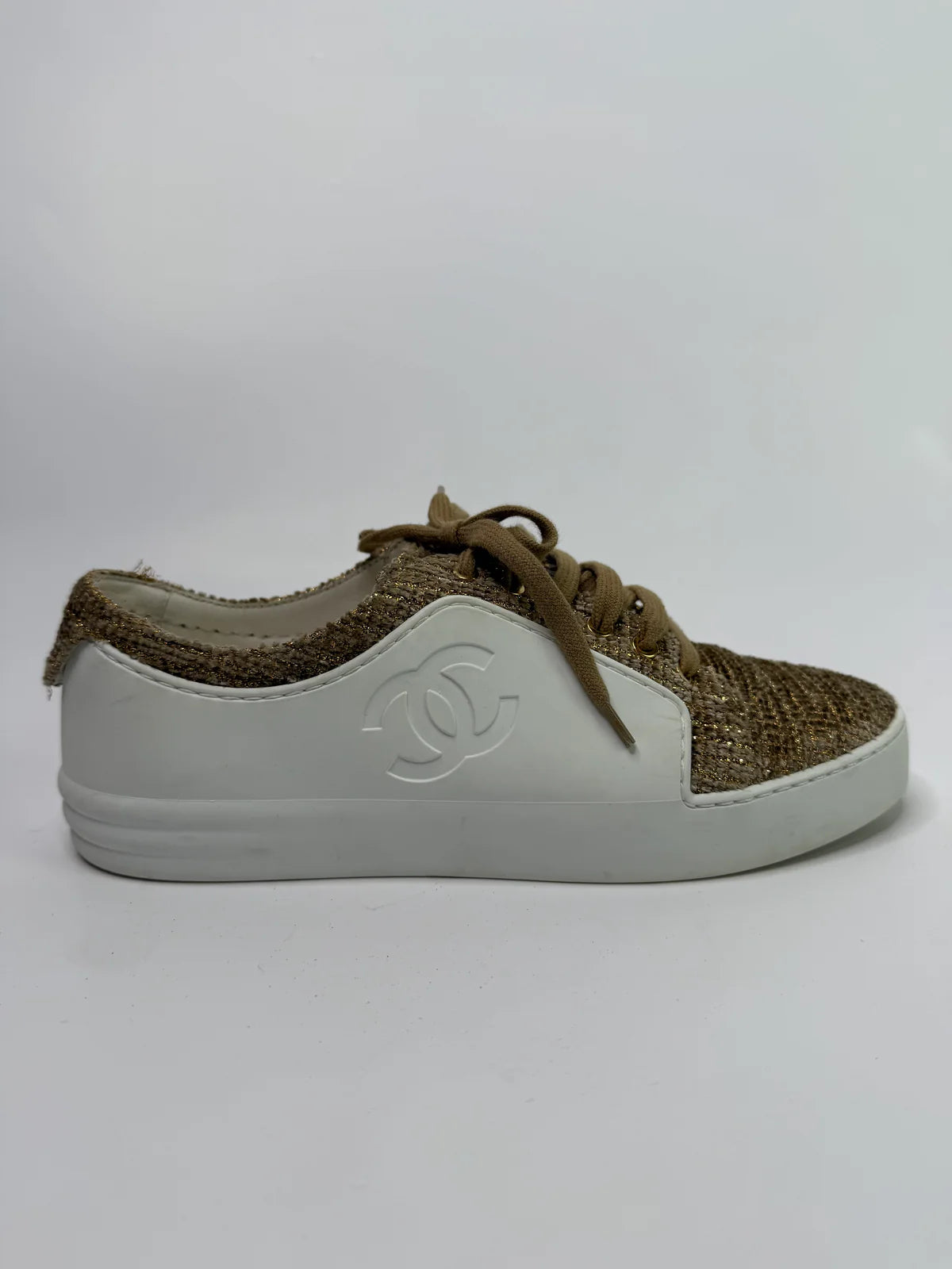 CHANEL WHITE LEATHER METALLIC TWEED CC LOW TOP SNEAKERS (SIZE 37.5/UK4.5)