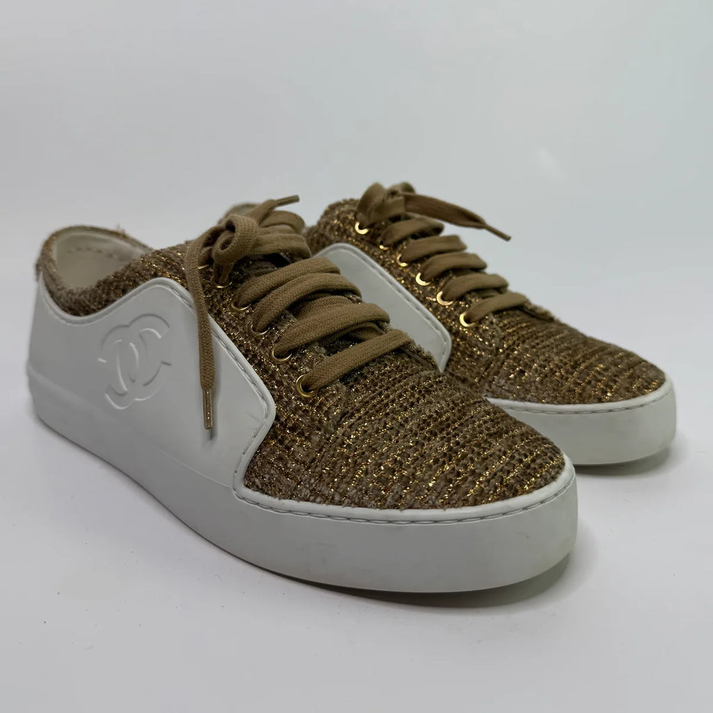 CHANEL WHITE LEATHER METALLIC TWEED CC LOW TOP SNEAKERS (SIZE 37.5/UK4.5)