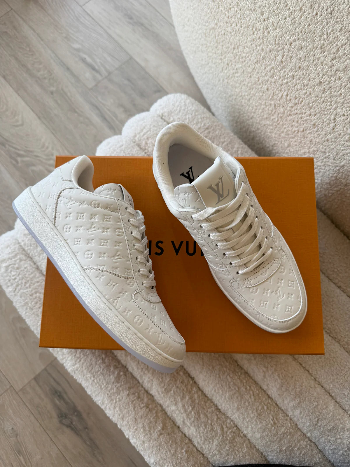 LOUIS VUITTON SNEAKERS (SIZE 39/UK6)