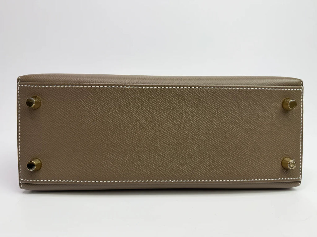 HERMÈS KELLY 25 SELLIER IN ETOUPE EPSOM LEATHER WITH GHW