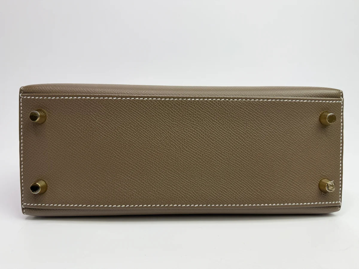 HERMÈS KELLY 25 SELLIER IN ETOUPE EPSOM LEATHER WITH GHW